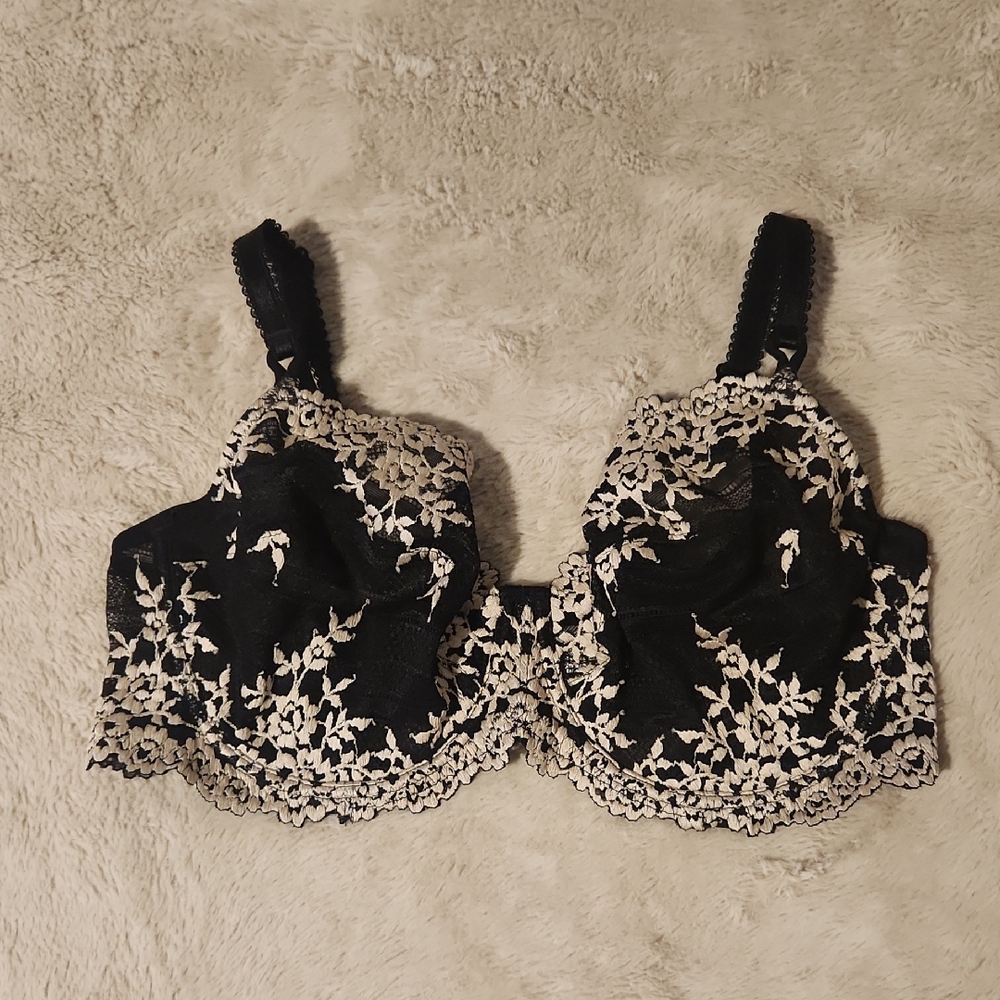 WACOAL BRA BLACK  AND  CREAM  LACE  SIZE 38D.